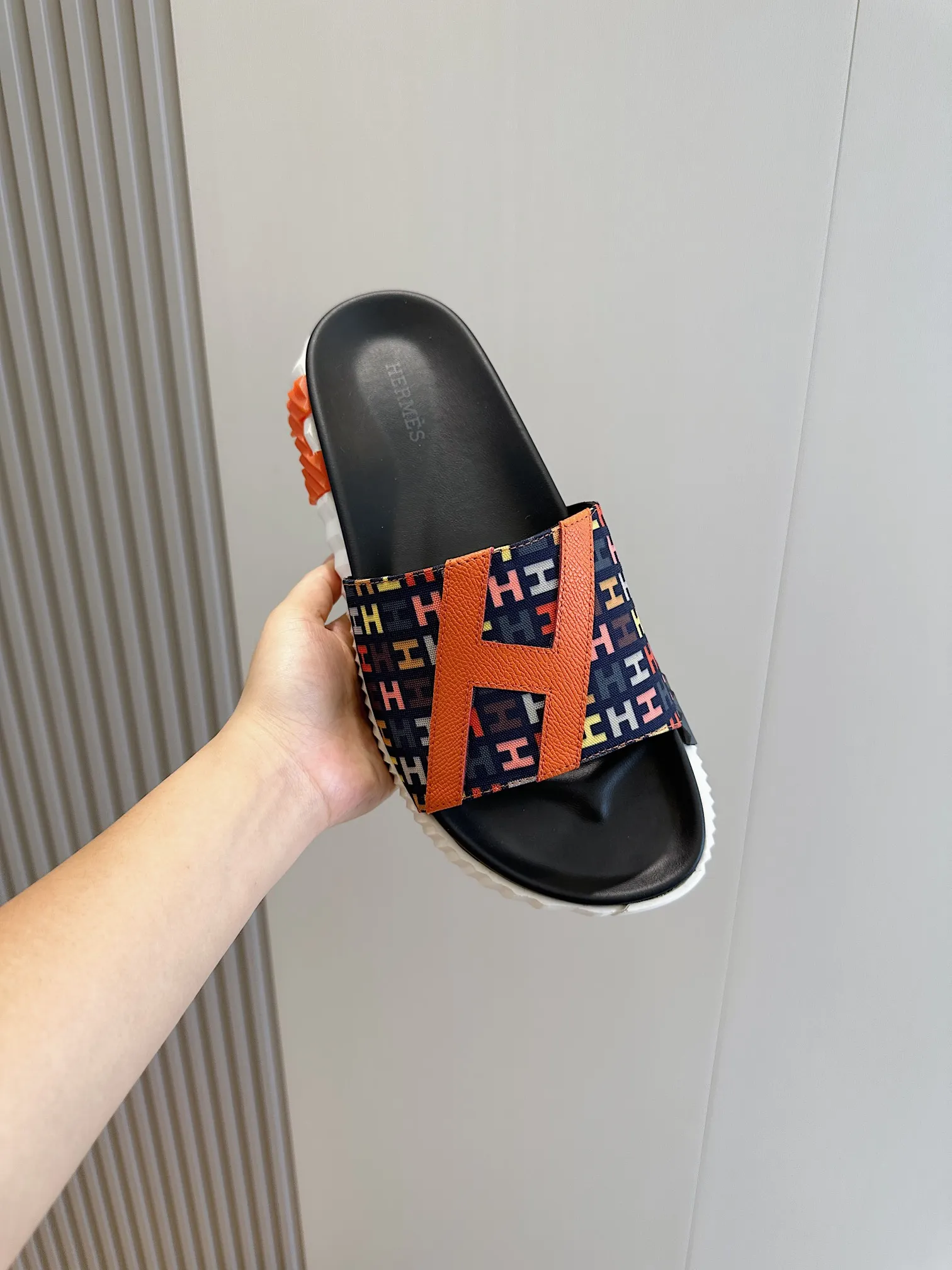 Factory price: 360💰Hermès [HERMÈS] Top Herme*H Home Hermès Men's Sandals and Slippers-Original Reproduction. Purchase the original version and make it one to one. The outsole is privately molded. The color of the outsole corresponding to each color is the same as the original version. Come to those who know the stuff 💪 The ultra-light soles are designed in contrasting colors, and they feel so comfortable on your feet! Calfskin, cowhide feet, private model outsole. Size: 39-44 (customized at 38.45)